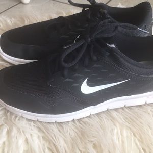 Nike : black tennis shoes